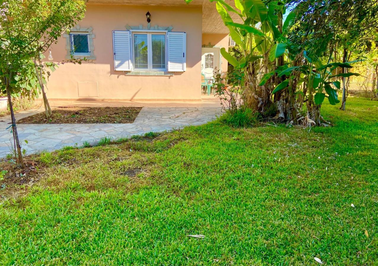 Cottage House,With Big Garden & Lawn Amaliada Bagian luar foto